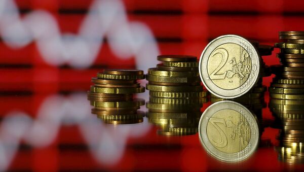 Euro coins are seen in front of a displayed stock graph in this photo illustration taken in Zenica, Bosnia and Herzegovina, June 30, 2015. Picture taken on June 30, 2015 - Sputnik Afrique