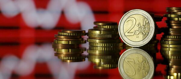 Euro coins are seen in front of a displayed stock graph in this photo illustration taken in Zenica, Bosnia and Herzegovina, June 30, 2015. Picture taken on June 30, 2015 - Sputnik Afrique