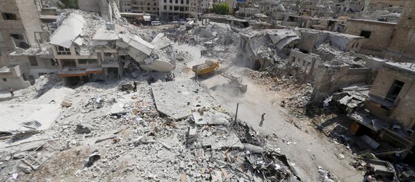 A general view shows the damage after a Syrian army fighter jet crashed into a busy marketplace in the rebel-held northwestern town of Ariha August 3, 2015 - Sputnik Afrique