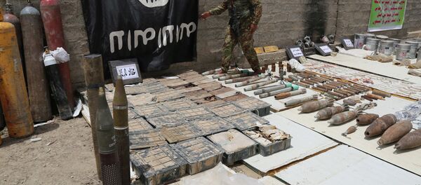 Les forces de sécurité irakiennes affichent un drapeau d`État islamique et des munitions confisquées - Sputnik Afrique