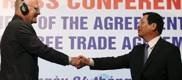 Vu Huy Hoang, ministre vietnamien de l'Industrie et du Commerce, et Franz Jessen, chef de la Délégation de l'UE au Vietnam, 4 août 2015 - Sputnik Afrique