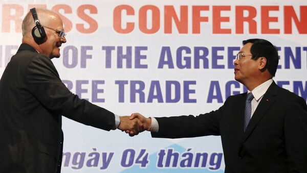 Vu Huy Hoang, ministre vietnamien de l'Industrie et du Commerce, et Franz Jessen, chef de la Délégation de l'UE au Vietnam, 4 août 2015 - Sputnik Afrique