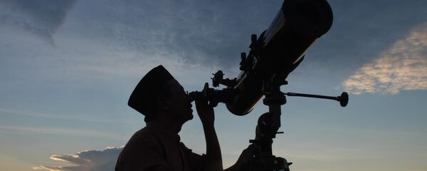 un homme regarde la Lune à travers un télescope, image d'illustration un homme regarde la Lune à travers un télescope, image d'illustration - Sputnik Afrique