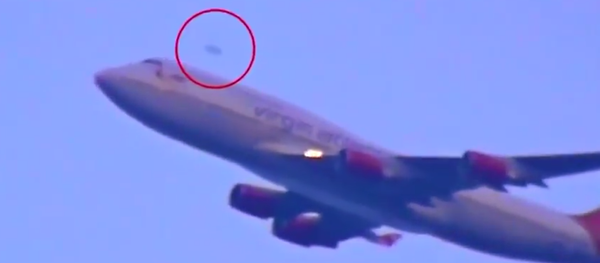 Un OVNI aperçu à l'aéroport de New York divise la toile - Sputnik Afrique
