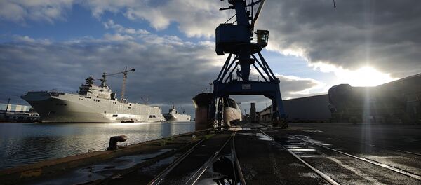 Sevastopol (L) and the Vladivostok warships, two Mistral class LHD amphibious vessels ordered by Russia from STX France in Saint-Nazaire, western France, on December 20, 2014 - Sputnik Afrique