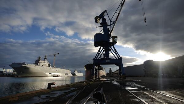 Sevastopol (L) and the Vladivostok warships, two Mistral class LHD amphibious vessels ordered by Russia from STX France in Saint-Nazaire, western France, on December 20, 2014 - Sputnik Afrique