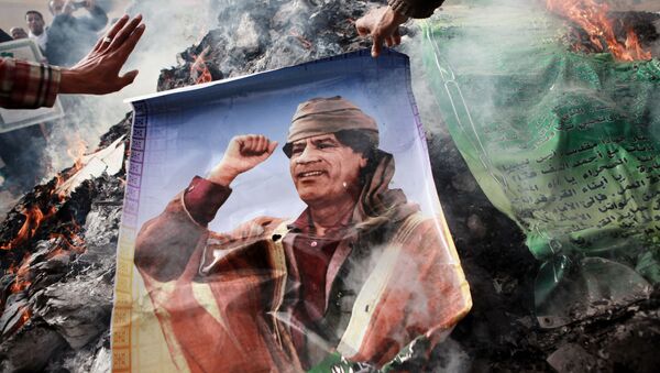 Жители Бенгази сжигают портреты Муамара Каддафи, плакаты с его цитатами и Зеленую книгу Каддафи - Sputnik Afrique