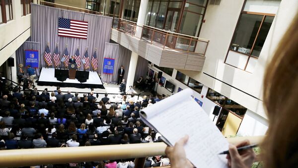 A reporter takes notes from a balcony as U.S. President Barack Obama delivers remarks on a nuclear deal with Iran at American University in Washington August 5, 2015. - Sputnik Afrique