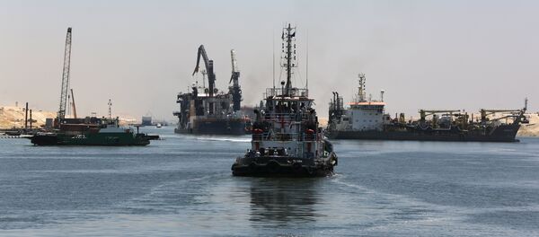 Ships are seen crossing through the New Suez Canal, Ismailia, Egypt, July 29, 2015 - Sputnik Afrique