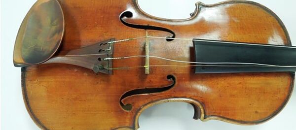 The Ames Stradivarius violin is seen in an undated handout picture released by the FBI The Ames Stradivarius violin is seen in an undated handout picture released by the FBI - Sputnik Afrique