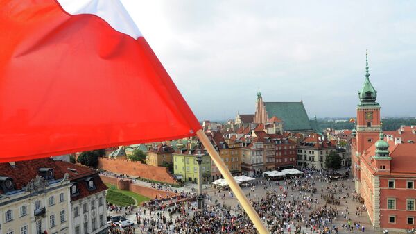 Polish national flag waves above the Zamkowy Square - Sputnik Afrique