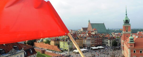 Polish national flag waves above the Zamkowy Square - Sputnik Afrique