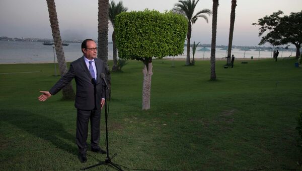 French President Francois Hollande speaks to journalists in front of the Suez Canal after the inauguration of a new Suez Canal waterway, in Ismailia, Egypt, August 6, 2015. - Sputnik Afrique