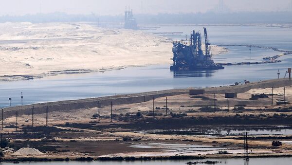 A general view of the Suez Canal from Al Salam Peace bridge on the Ismalia desert road before the opening ceremony of the New Suez Canal, in Egypt, August 6, 2015 - Sputnik Afrique