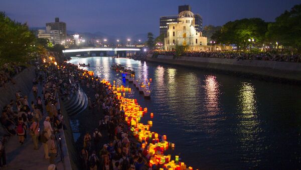 Paper lanterns float on the Motoyasu river in front of the Atomic Bomb Dome, after being released in remembrance of atomic bomb victims on the 70th anniversary of the bombing of Hiroshima, western Japan, August 6, 2015. - Sputnik Afrique