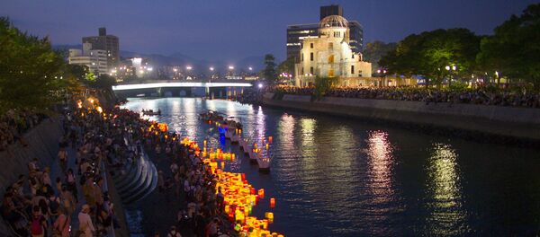 Paper lanterns float on the Motoyasu river in front of the Atomic Bomb Dome, after being released in remembrance of atomic bomb victims on the 70th anniversary of the bombing of Hiroshima, western Japan, August 6, 2015. - Sputnik Afrique