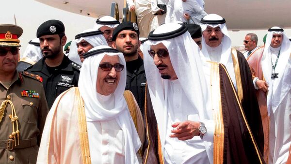In this picture provided by the office of the Saudi Press Agency, King Salman of Saudi Arabia, right, welcomes Kuwaiti Emir Sabah Al Ahmed Al Sabah upon his arrival to Riyadh Airbase before the opening of Gulf Cooperation Council summit in Riyadh, Saudi Arabia, Tuesday, May 5, 2015 - Sputnik Afrique