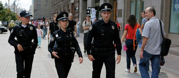 In this photo taken, Tuesday, July 14, 2015, Ukrainian police officers Lesya Kishkel, 32, left, Katerina Lishnevska, 27, and Roman Romanyuk, 23, right, patrol in downtown Kiev, Ukraine. - Sputnik Afrique