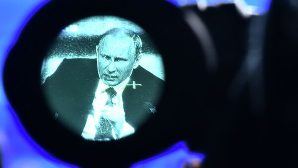 Russia's President Vladimir Putin is seen through a video camera's viewfinder, as he speaks during his annual press conference in Moscow on December 18, 2014 - Sputnik Afrique
