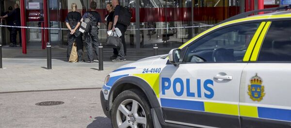 Police officers are seen in front of an Ikea store in Vasteras, central Sweden, August 10, 2015 - Sputnik Afrique