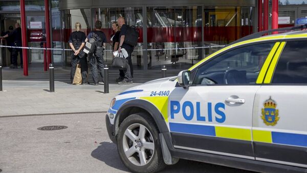 Police officers are seen in front of an Ikea store in Vasteras, central Sweden, August 10, 2015 - Sputnik Afrique