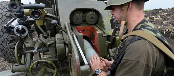 Артиллерист Украинской армии заряжает пушку Артиллерист Украинской армии заряжает пушку - Sputnik Afrique