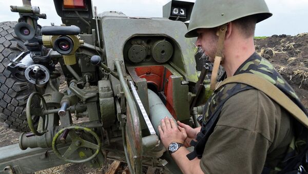 Артиллерист Украинской армии заряжает пушку - Sputnik Afrique