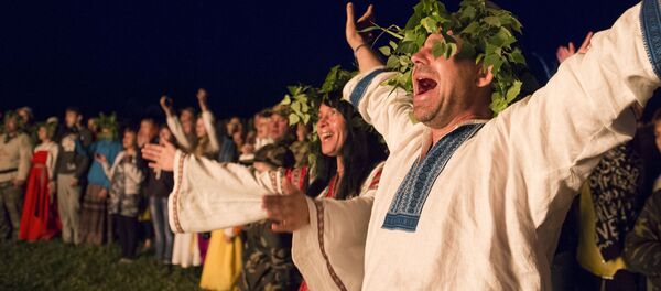 Участники праздника летнего солнцестояния в селе Окунево - Sputnik Afrique