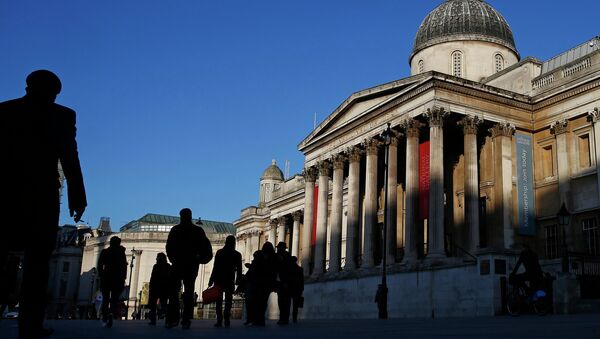 People walk past the National Gallery in Trafalgar Square, London February 27, 2015 - Sputnik Afrique