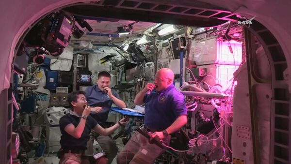 ISS: les astronautes mangent la première laitue extraterrestre - Sputnik Afrique