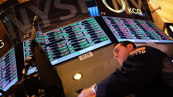 A trader works on the floor of the New York Stock Exchange (NYSE) on February 6, 2015, in New York - Sputnik Afrique