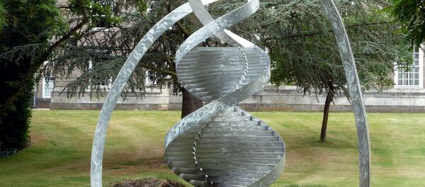 Aluminium DNA Helix , Clare College, Cambridge - Sputnik Afrique