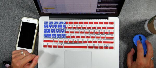 An attendee works on her computer during the Black Hat conference, Thursday, Aug. 6, 2015, in Las Vegas. - Sputnik Afrique
