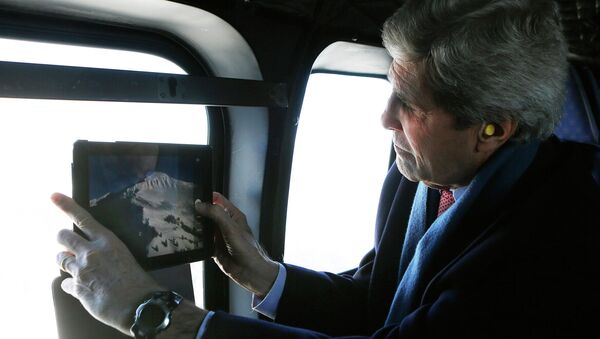 U.S. Secretary of State John Kerry takes photographs of the Swiss Alps during a helicopter ride from Davos to Zurich on January 25, 2014. - Sputnik Afrique