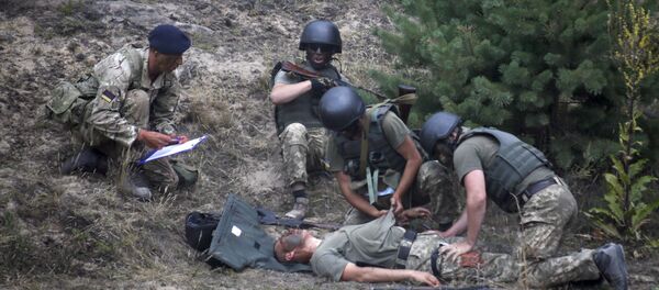 A British military instructor (L) inspects Ukrainian servicemen during a military drill at a shooting range near Zhytomyr, Ukraine, August 11, 2015. A British military instructor (L) inspects Ukrainian servicemen during a military drill at a shooting range near Zhytomyr, Ukraine, August 11, 2015. - Sputnik Afrique