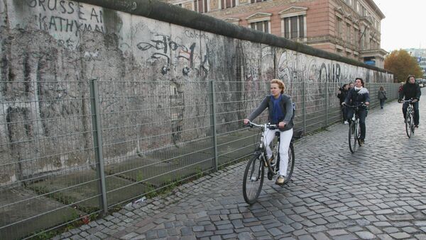 Сохранившаяся часть Берлинской стены недалеко от Потсдамской площади - Sputnik Afrique