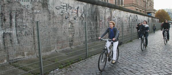 Сохранившаяся часть Берлинской стены недалеко от Потсдамской площади - Sputnik Afrique