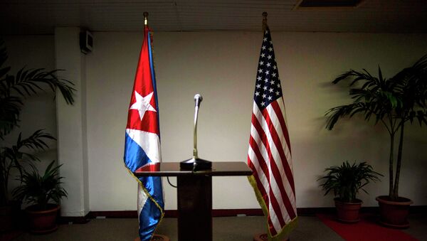 In this Jan. 22, 2015 file photo, a Cuban and U.S. flag stand before the start of a press conference on the sidelines of talks between the two nations in Havana, Cuba. - Sputnik Afrique