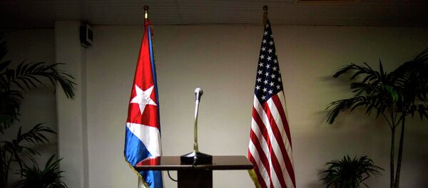 In this Jan. 22, 2015 file photo, a Cuban and U.S. flag stand before the start of a press conference on the sidelines of talks between the two nations in Havana, Cuba. - Sputnik Afrique