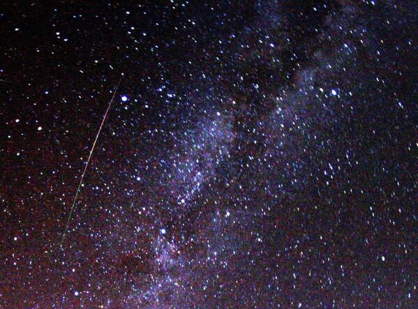 A multicolored, long Perseid meteor striking the sky just to the left of Milky Way. - Sputnik Afrique