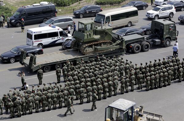 Paramilitary police stand in formation outside the site of the explosions at the Binhai new district, Tianjin, August 13, 2015. - Sputnik Afrique