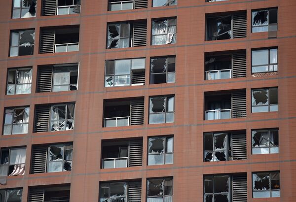 Shattered windows are seen on the façade of a residential building near the site of a series of explosions in Tianjin, northern China on August 13, 2015. - Sputnik Afrique