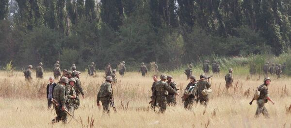 Georgian soldiers walk in the outskirts of the northern Georgian town of Gori, on Saturday, Aug. 9, 2008 - Sputnik Afrique