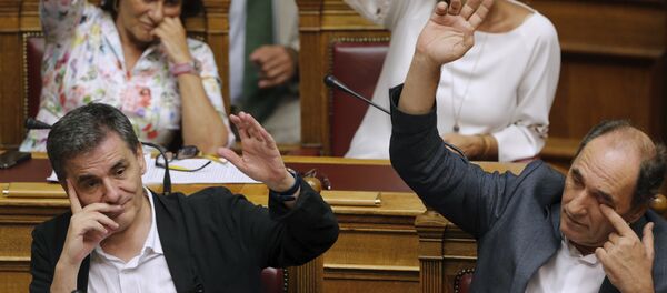 Greek Economy Minister Giorgos Stathakis (R) and Finance Minister Euclid Tsakalotos (L) attend a parliamentary session in Athens, Greece, early August 14, 2015 - Sputnik Afrique
