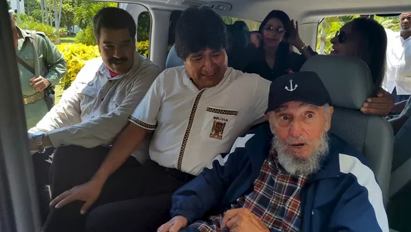 Cuba's former President Fidel Castro (R), Bolivia's President Evo Morales and Venezuela's President Nicolas Maduro sit together in a van in Havana, Cuba, August 13, 2015 - Sputnik Afrique