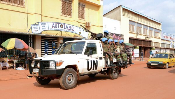 UN peacekeeping soldiers from Rwanda patrol on December 09, 2014 in Bangui - Sputnik Afrique