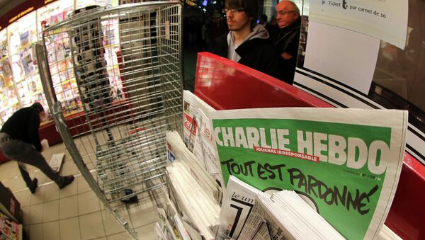 the latest issue of Charlie Hebdo newspaper at a newsstand - Sputnik Afrique