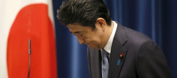 Japan's Prime Minister Shinzo Abe bows as he leaves a news conference after delivering a statement marking the 70th anniversary of World War Two's end, at his official residence in Tokyo - Sputnik Afrique