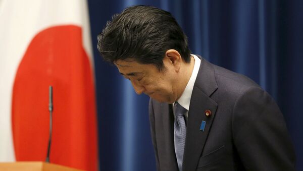Japan's Prime Minister Shinzo Abe bows as he leaves a news conference after delivering a statement marking the 70th anniversary of World War Two's end, at his official residence in Tokyo - Sputnik Afrique
