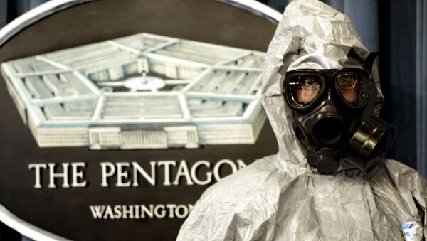 A member of the US Army Technical Escort Unit (TSU) demonstrates a hazmat suit as they show some of their response capabilities to chemical and biologicial operations in support of the US Department of Defense, federal, state, and local agencies 12 November 2002 - Sputnik Afrique